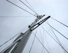 Mast head with spreader