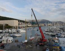 Montage of the mast for R/Y Anadora in YC Labud 