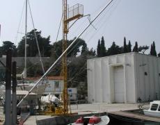 Ramina mast is being lifted on S/Y Južni vjetar